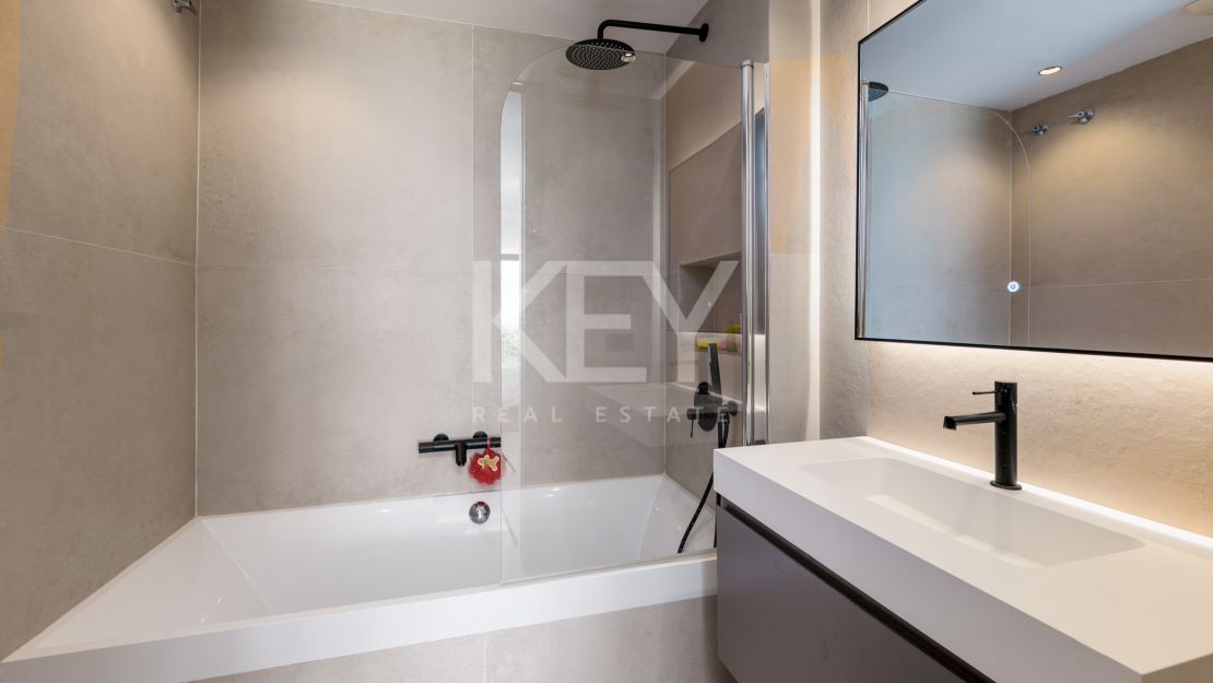 Fully renovated townhouse with golf, sea, and mountain views in La Quinta, Benahavís