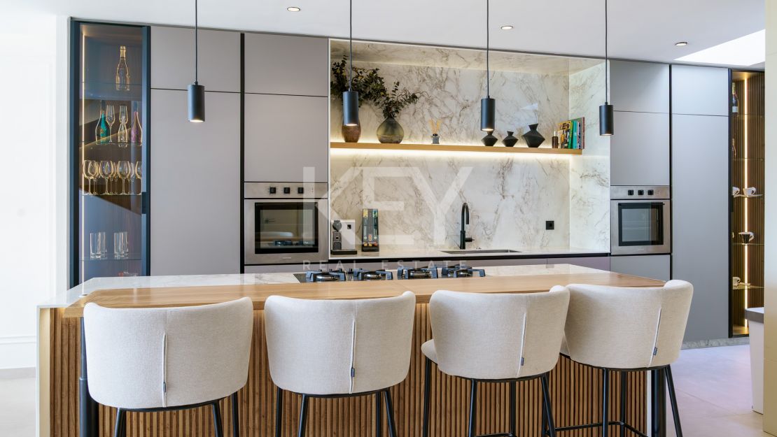 Fully renovated townhouse with golf, sea, and mountain views in La Quinta, Benahavís