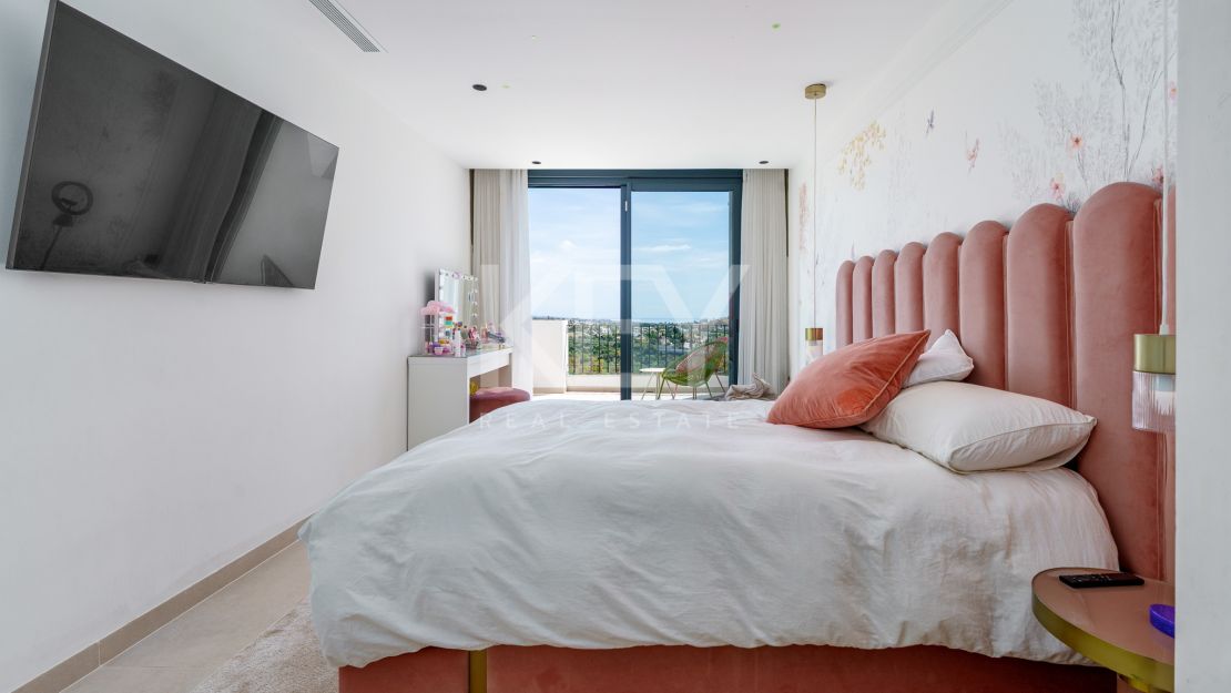 Fully renovated townhouse with golf, sea, and mountain views in La Quinta, Benahavís