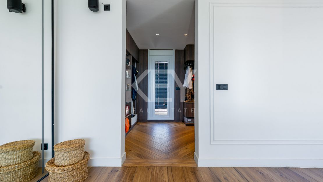 Fully renovated townhouse with golf, sea, and mountain views in La Quinta, Benahavís