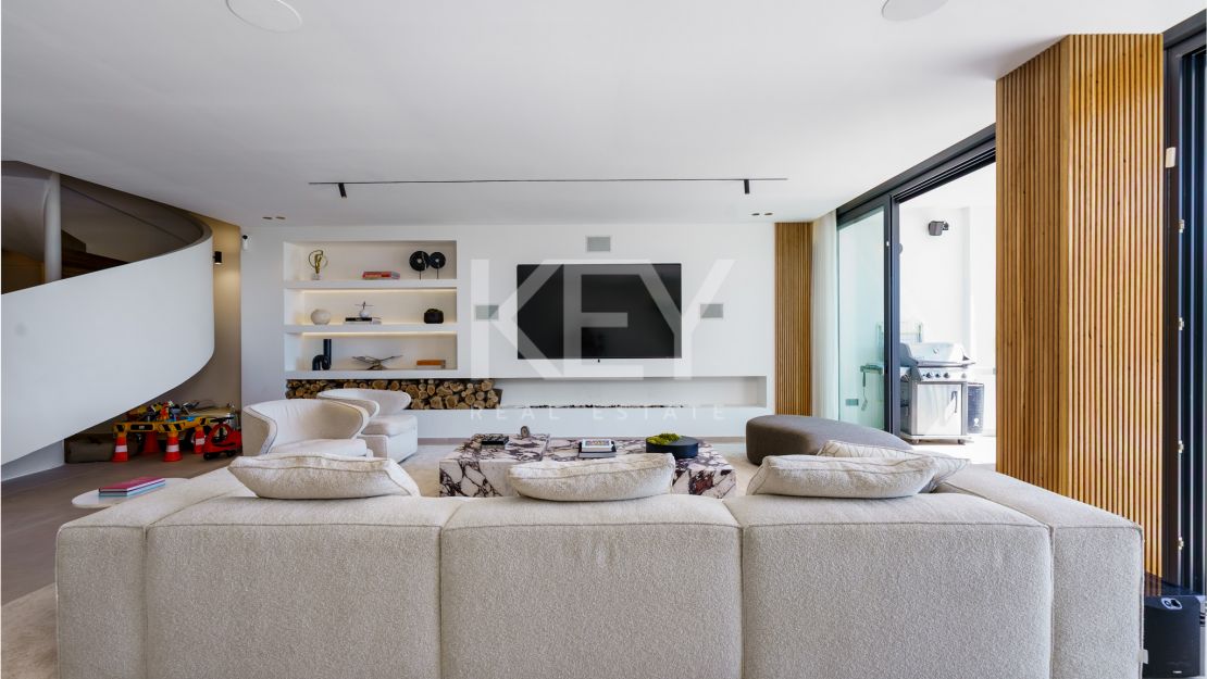 Fully renovated townhouse with golf, sea, and mountain views in La Quinta, Benahavís