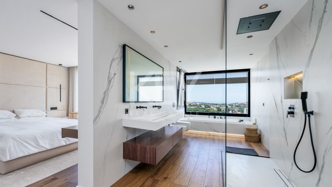 Fully renovated townhouse with golf, sea, and mountain views in La Quinta, Benahavís