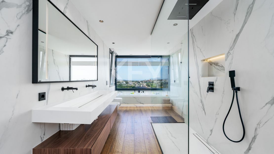 Fully renovated townhouse with golf, sea, and mountain views in La Quinta, Benahavís