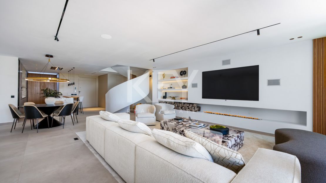 Fully renovated townhouse with golf, sea, and mountain views in La Quinta, Benahavís