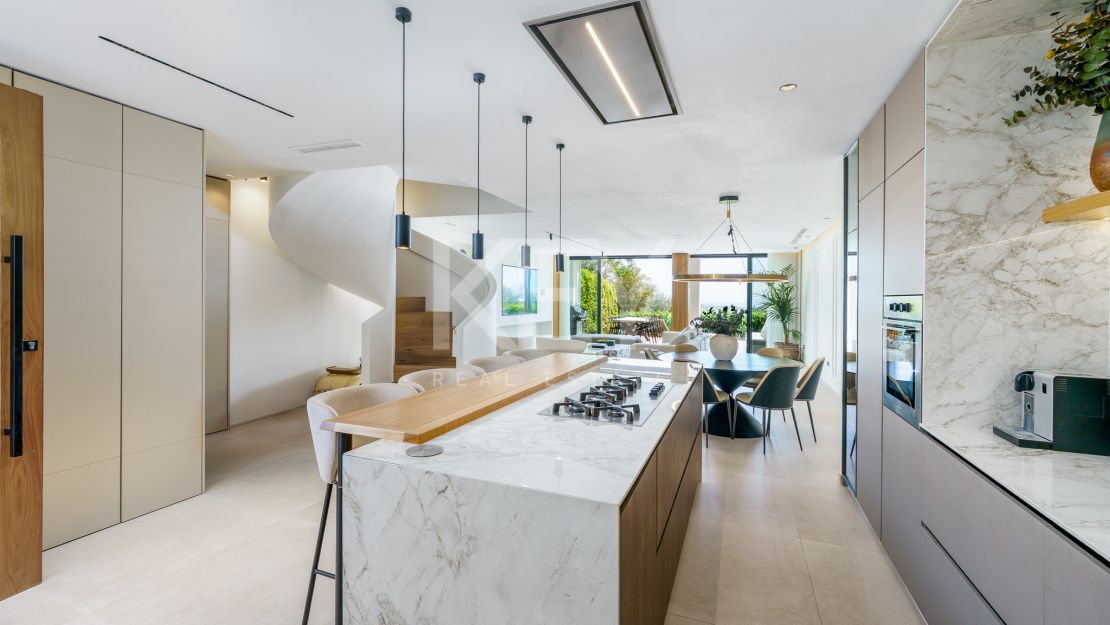 Fully renovated townhouse with golf, sea, and mountain views in La Quinta, Benahavís