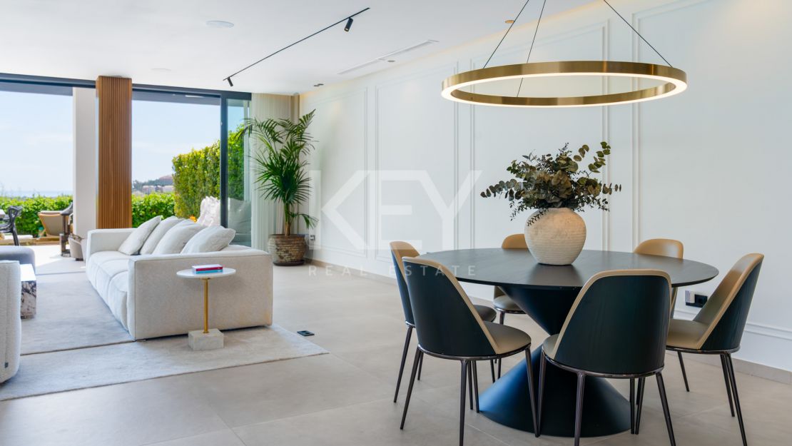 Fully renovated townhouse with golf, sea, and mountain views in La Quinta, Benahavís