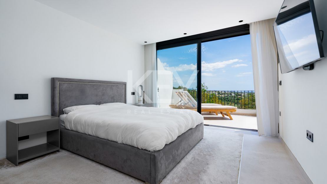 Fully renovated townhouse with golf, sea, and mountain views in La Quinta, Benahavís