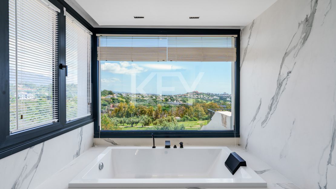 Fully renovated townhouse with golf, sea, and mountain views in La Quinta, Benahavís