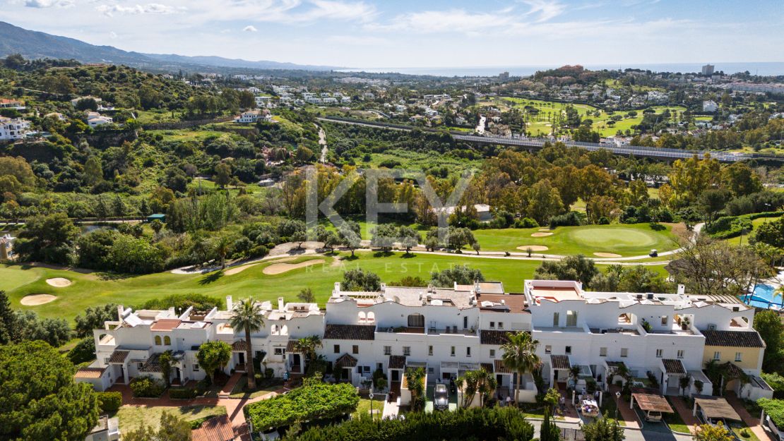 Fully renovated townhouse with golf, sea, and mountain views in La Quinta, Benahavís