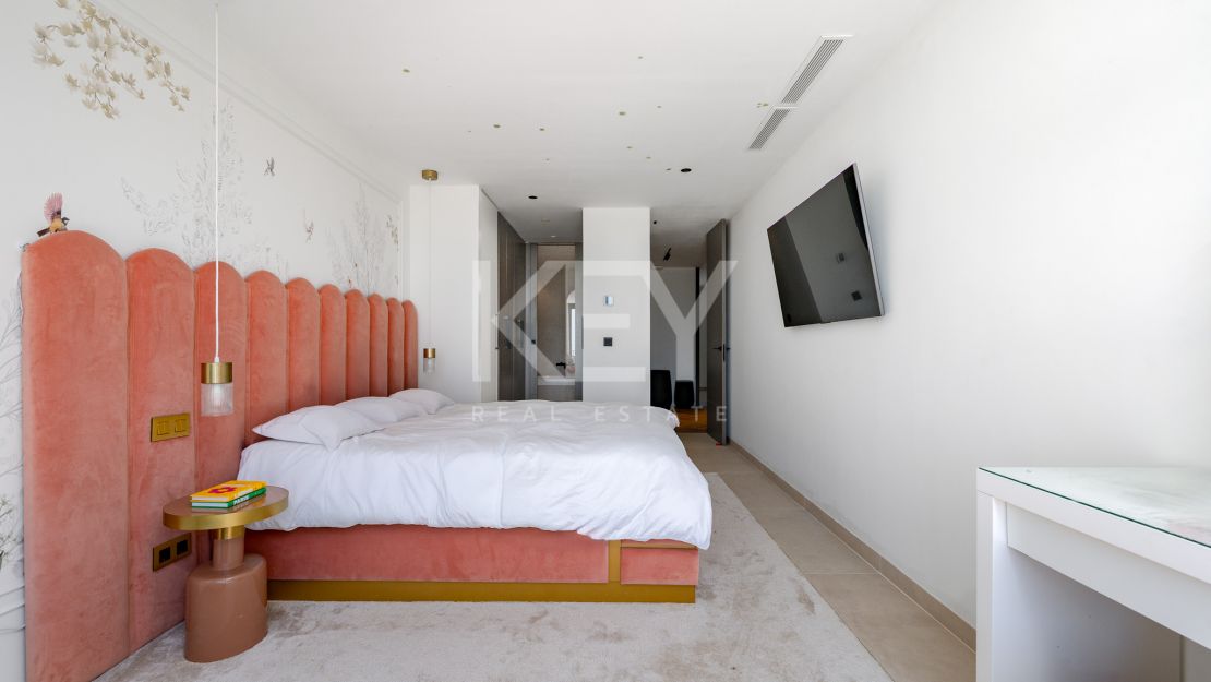 Fully renovated townhouse with golf, sea, and mountain views in La Quinta, Benahavís