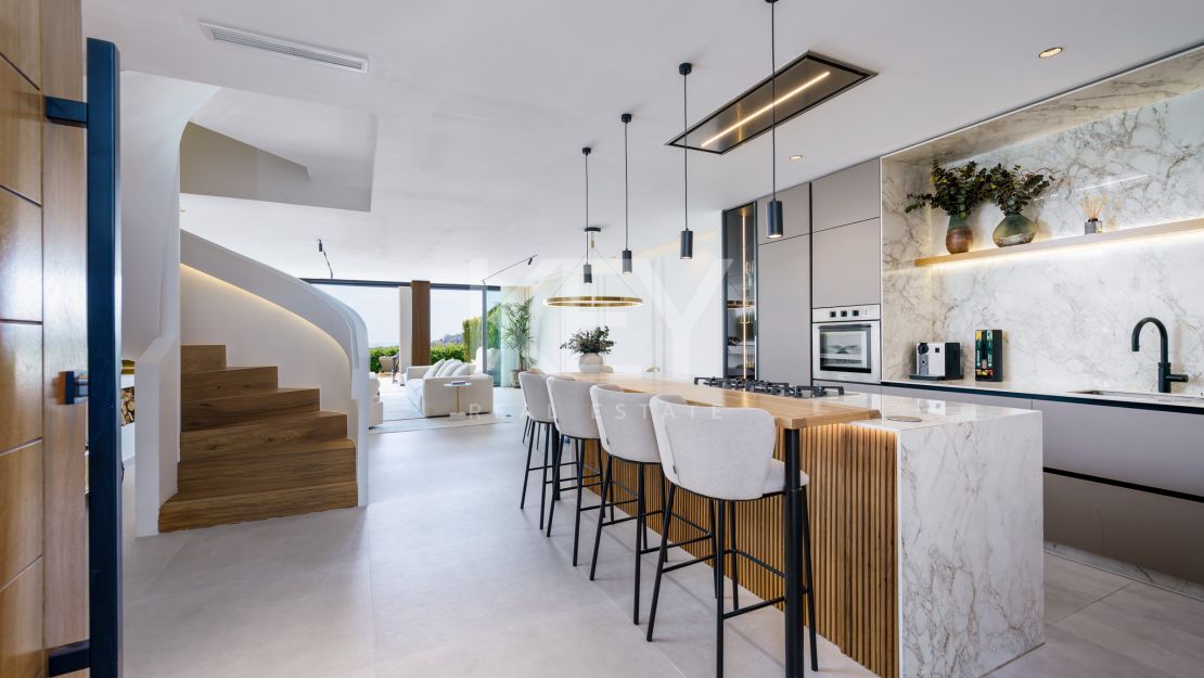 Fully renovated townhouse with golf, sea, and mountain views in La Quinta, Benahavís