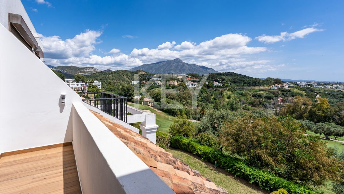 Fully renovated townhouse with golf, sea, and mountain views in La Quinta, Benahavís