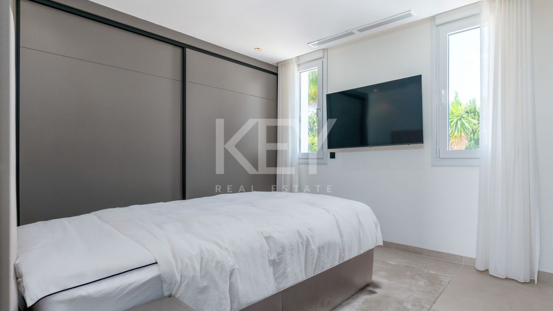 Fully renovated townhouse with golf, sea, and mountain views in La Quinta, Benahavís