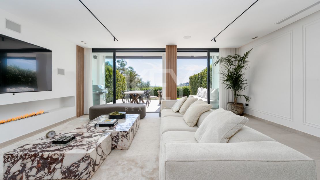 Fully renovated townhouse with golf, sea, and mountain views in La Quinta, Benahavís