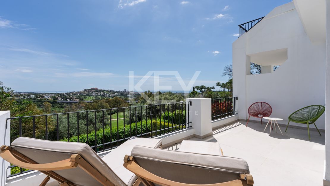 Fully renovated townhouse with golf, sea, and mountain views in La Quinta, Benahavís