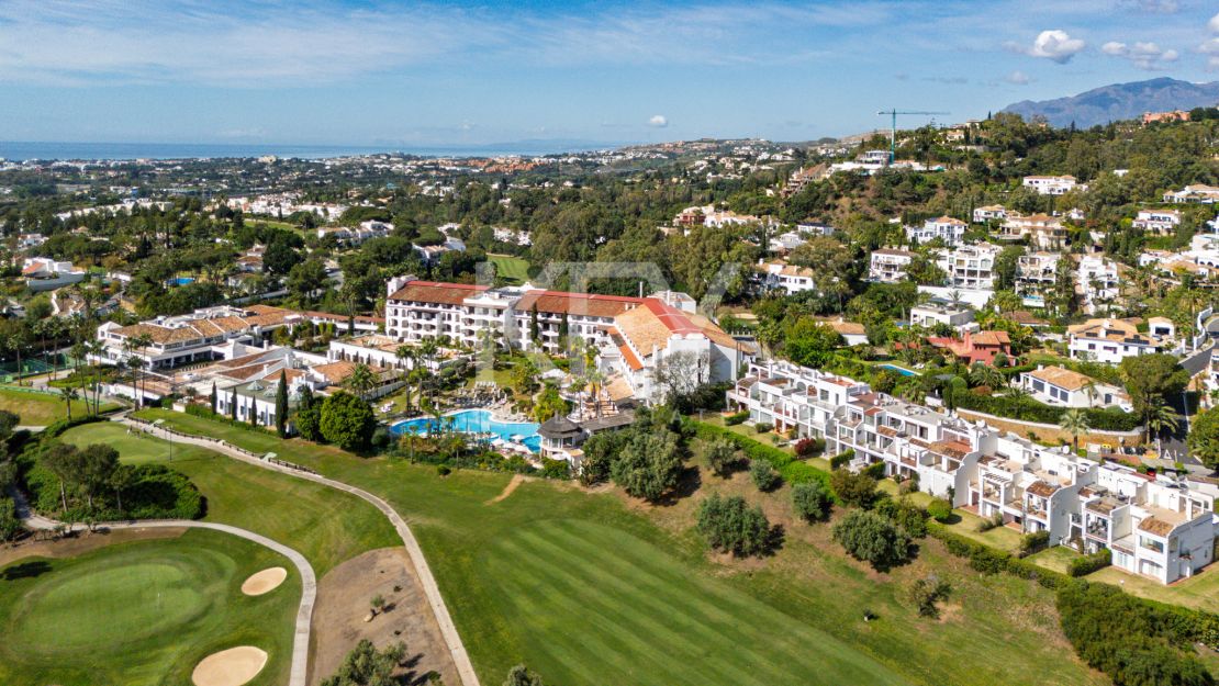 Fully renovated townhouse with golf, sea, and mountain views in La Quinta, Benahavís