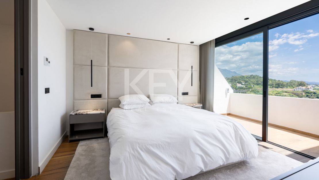 Fully renovated townhouse with golf, sea, and mountain views in La Quinta, Benahavís