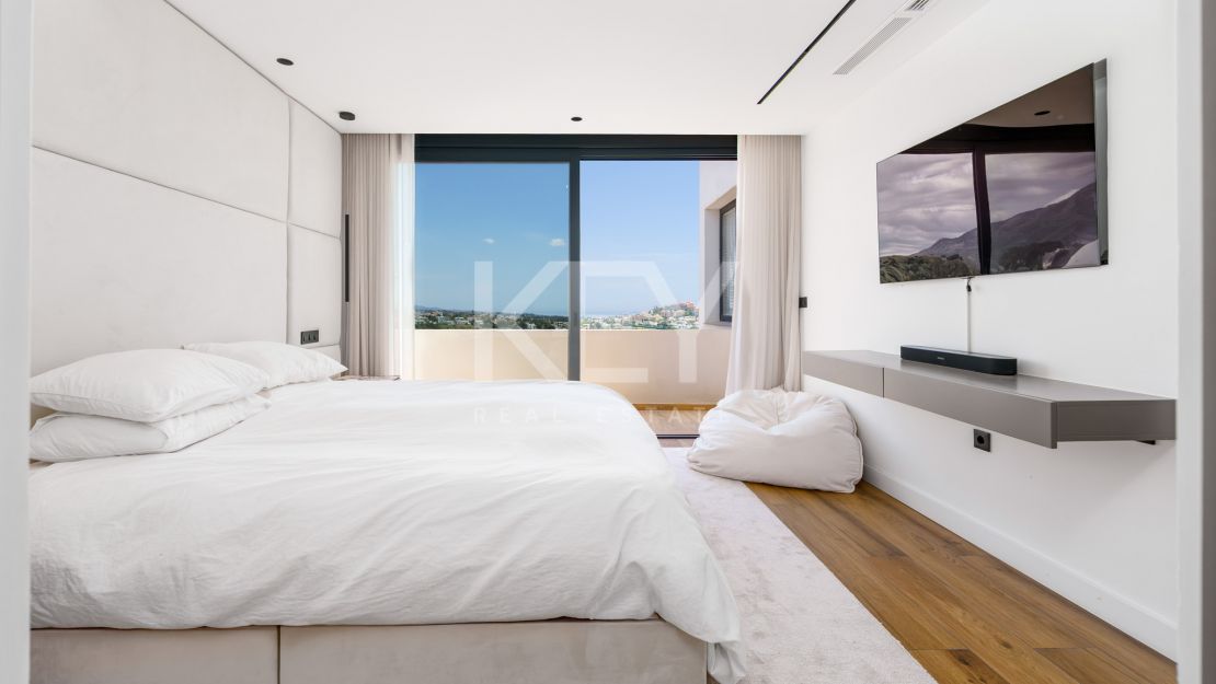 Fully renovated townhouse with golf, sea, and mountain views in La Quinta, Benahavís