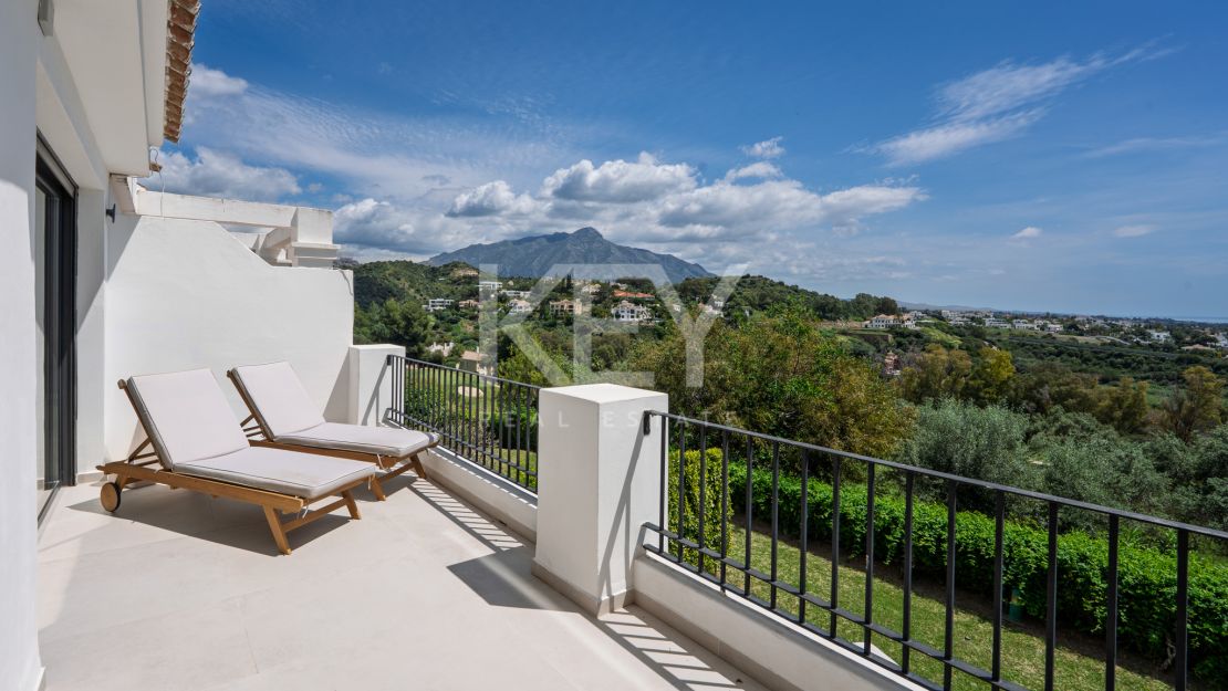 Fully renovated townhouse with golf, sea, and mountain views in La Quinta, Benahavís