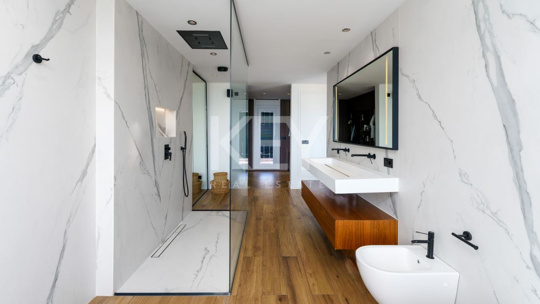 Fully renovated townhouse with golf, sea, and mountain views in La Quinta, Benahavís