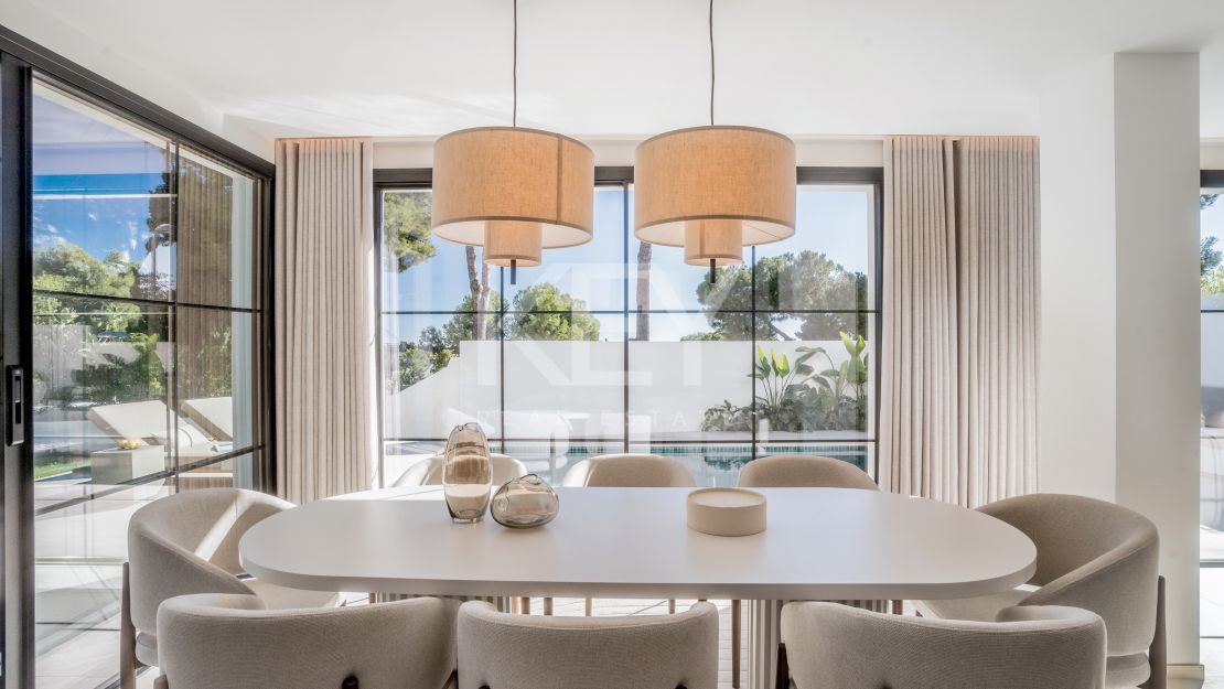 Вилла на первой линии гольф-поля, смежная, в Пеньябланка, Нуэва Андалусия