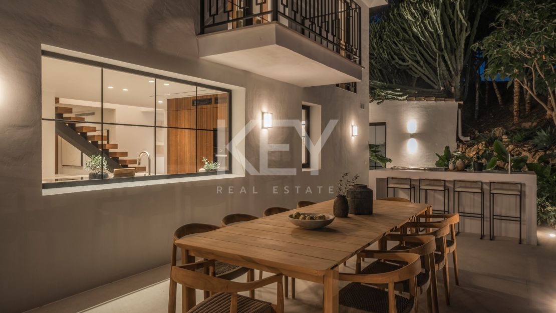 Вилла на первой линии гольф-поля, смежная, в Пеньябланка, Нуэва Андалусия