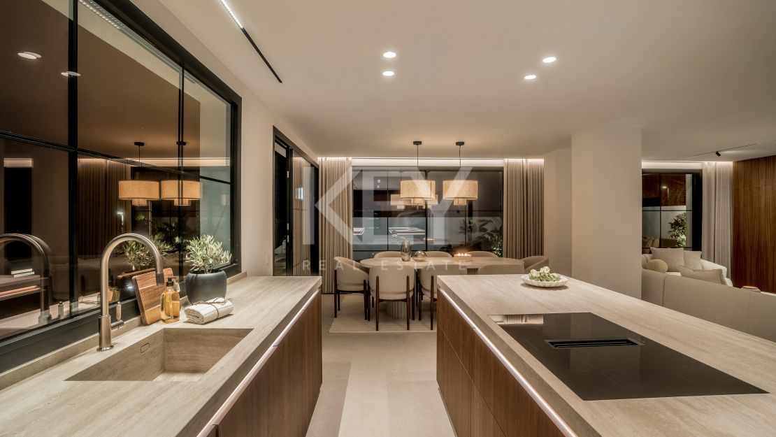 Вилла на первой линии гольф-поля, смежная, в Пеньябланка, Нуэва Андалусия