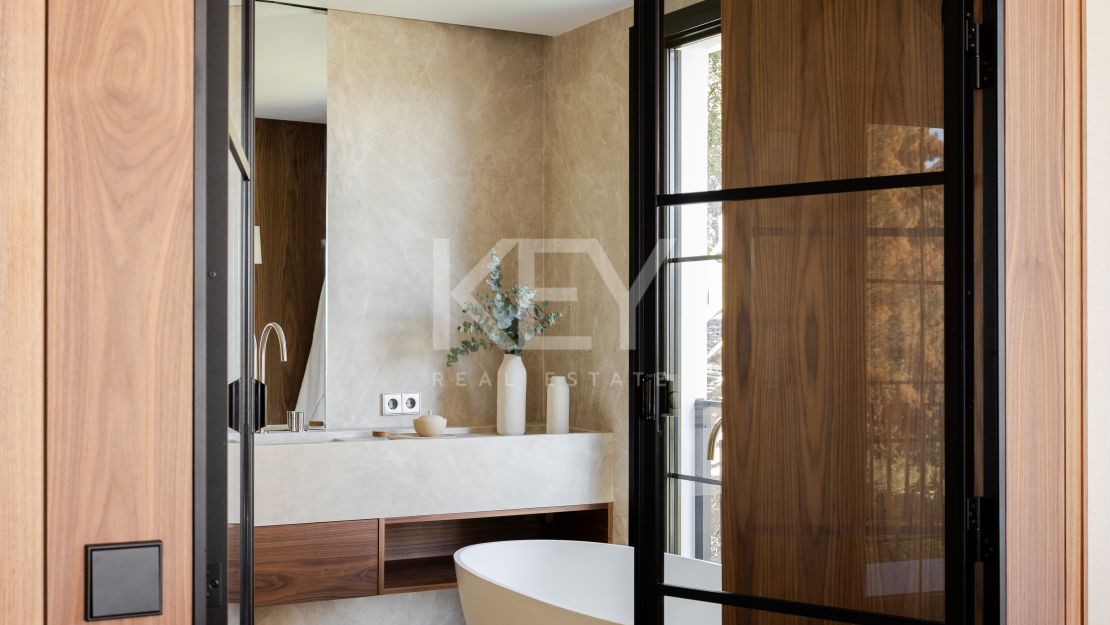 Вилла на первой линии гольф-поля, смежная, в Пеньябланка, Нуэва Андалусия