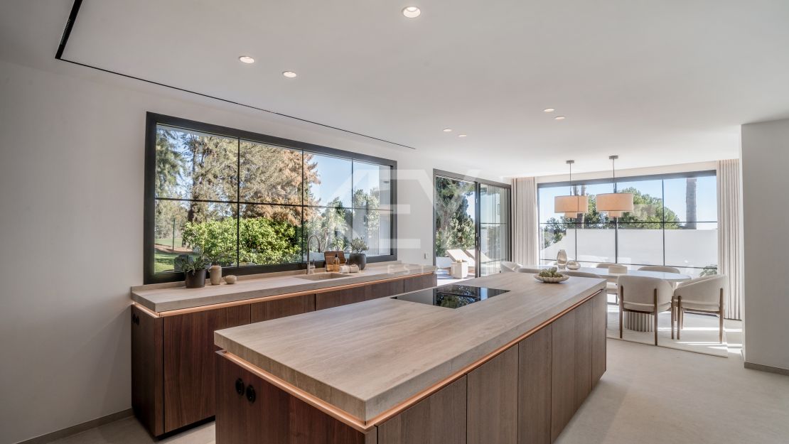 Вилла на первой линии гольф-поля, смежная, в Пеньябланка, Нуэва Андалусия