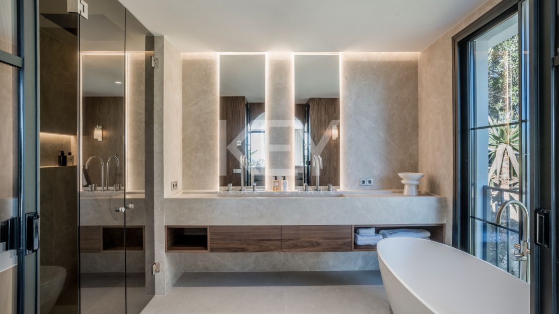 Вилла на первой линии гольф-поля, смежная, в Пеньябланка, Нуэва Андалусия