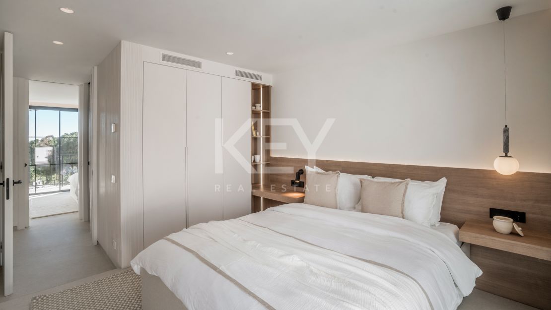 Вилла на первой линии гольф-поля, смежная, в Пеньябланка, Нуэва Андалусия