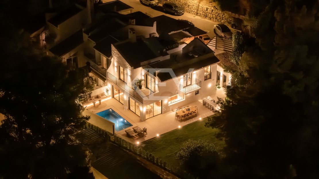 Вилла на первой линии гольф-поля, смежная, в Пеньябланка, Нуэва Андалусия