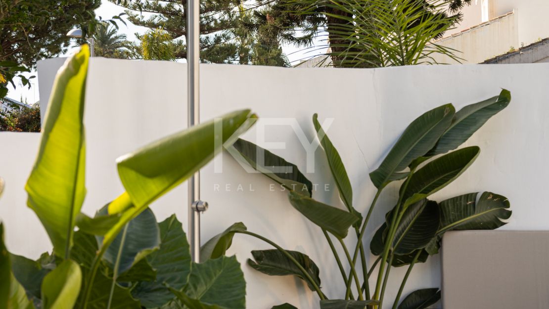 Вилла на первой линии гольф-поля, смежная, в Пеньябланка, Нуэва Андалусия