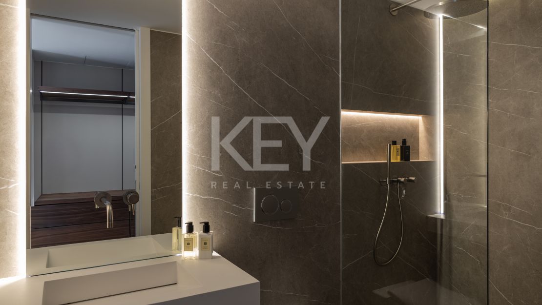 Вилла на первой линии гольф-поля, смежная, в Пеньябланка, Нуэва Андалусия