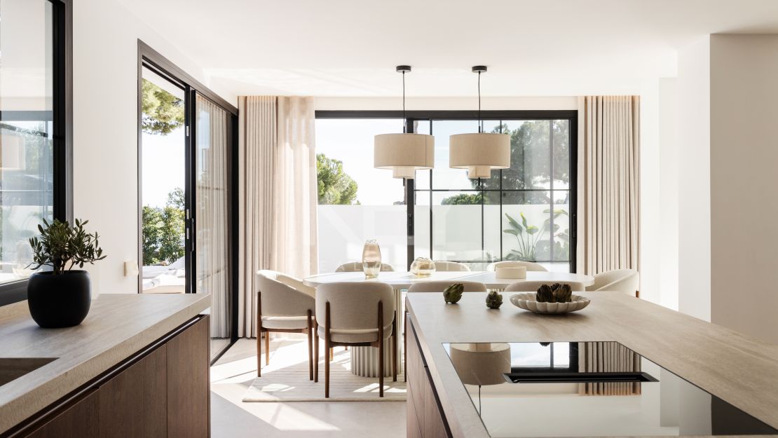 Вилла на первой линии гольф-поля, смежная, в Пеньябланка, Нуэва Андалусия