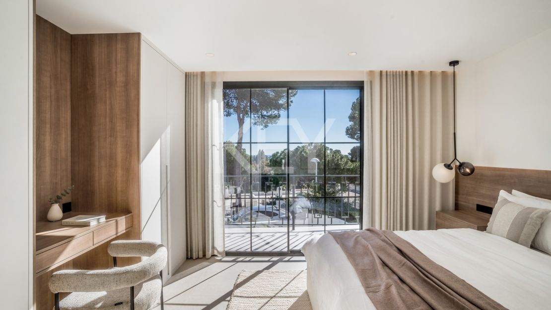 Вилла на первой линии гольф-поля, смежная, в Пеньябланка, Нуэва Андалусия