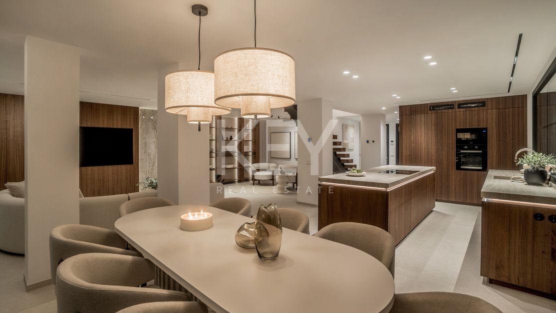 Вилла на первой линии гольф-поля, смежная, в Пеньябланка, Нуэва Андалусия