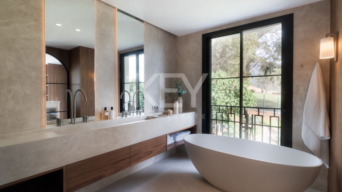 Вилла на первой линии гольф-поля, смежная, в Пеньябланка, Нуэва Андалусия