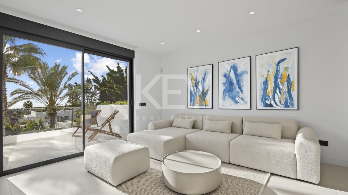 Moderna villa de 4 dormitorios con piscina privada, solárium y vistas al mar cerca de El Paraíso, Estepona Este