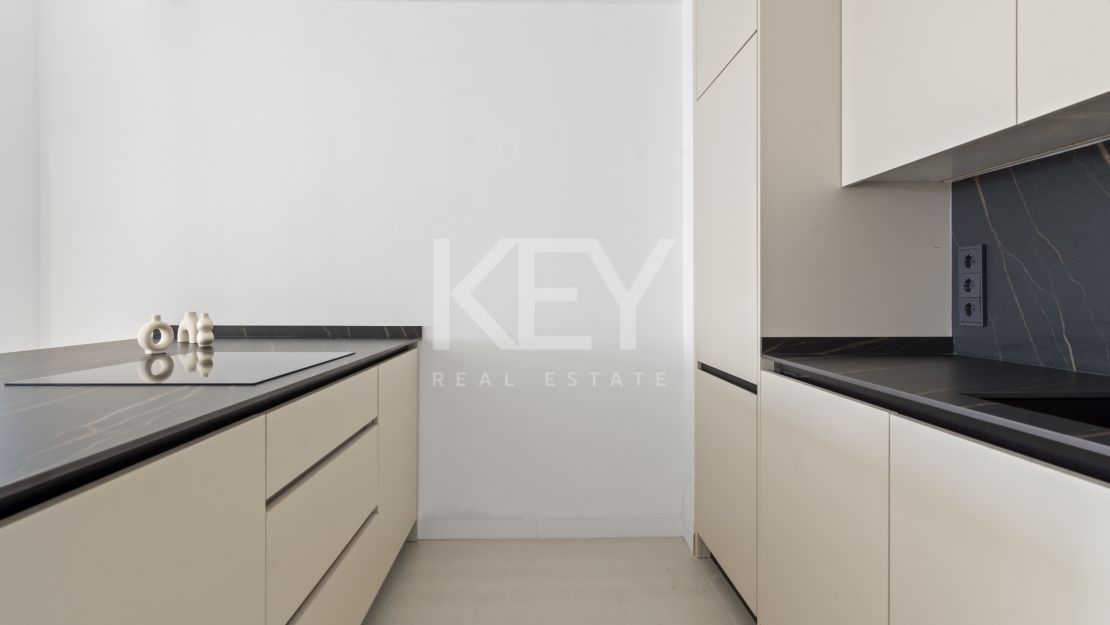 Moderna villa de 4 dormitorios con piscina privada, solárium y vistas al mar cerca de El Paraíso, Estepona Este