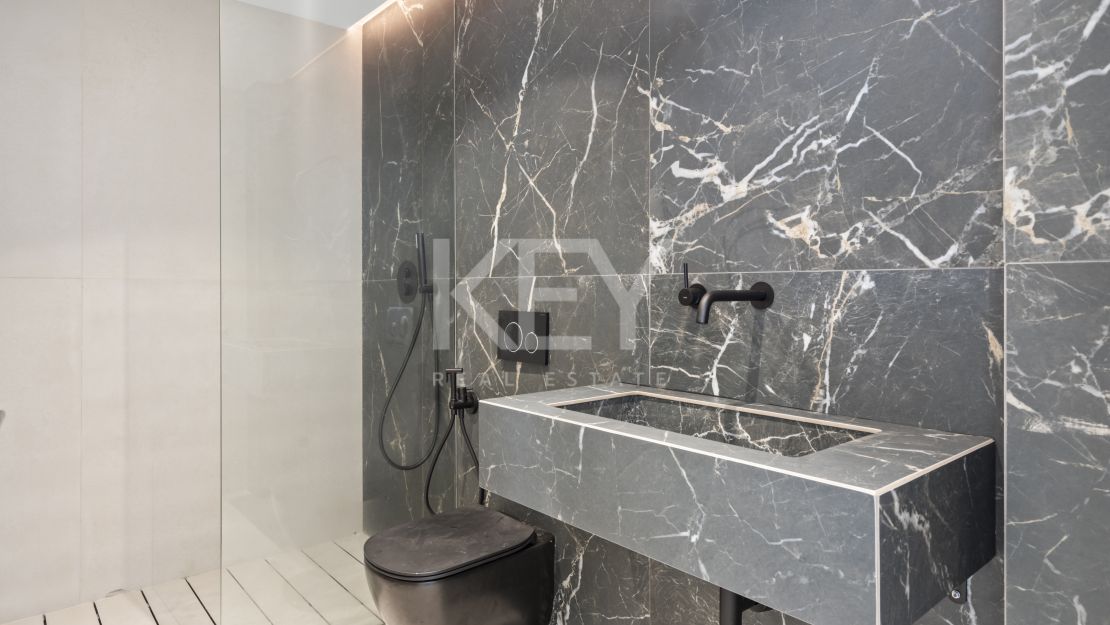 Moderna villa de 4 dormitorios con piscina privada, solárium y vistas al mar cerca de El Paraíso, Estepona Este