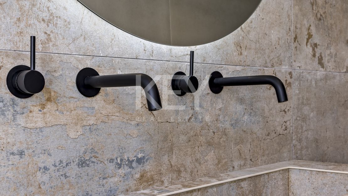 Moderna villa de 4 dormitorios con piscina privada, solárium y vistas al mar cerca de El Paraíso, Estepona Este