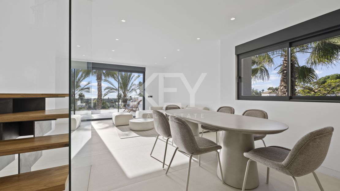 Moderna villa de 4 dormitorios con piscina privada, solárium y vistas al mar cerca de El Paraíso, Estepona Este