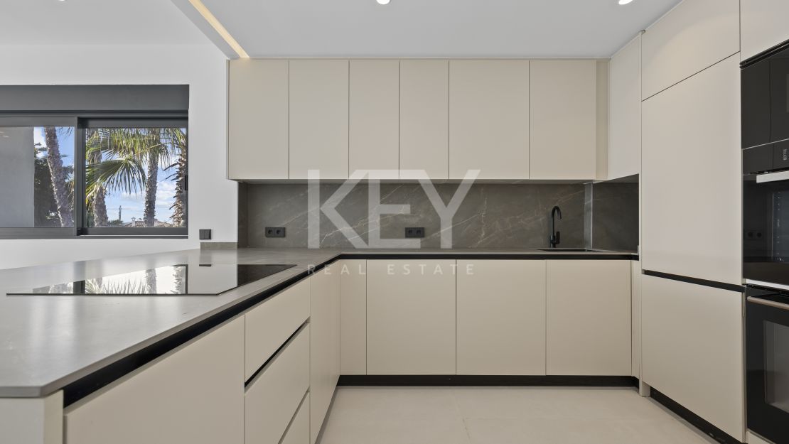 Moderna villa de 4 dormitorios con piscina privada, solárium y vistas al mar cerca de El Paraíso, Estepona Este