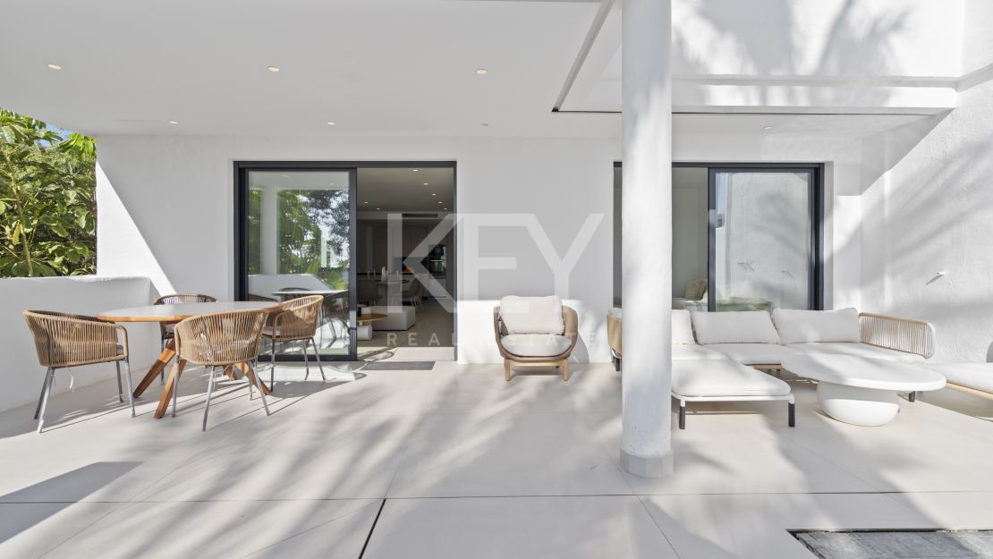 Moderna villa de 4 dormitorios con piscina privada, solárium y vistas al mar cerca de El Paraíso, Estepona Este