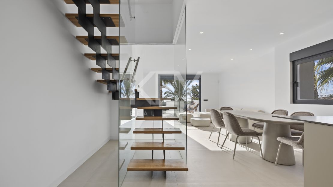 Moderna villa de 4 dormitorios con piscina privada, solárium y vistas al mar cerca de El Paraíso, Estepona Este