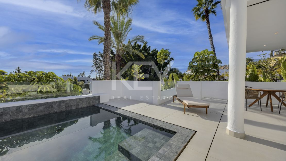 Moderna villa de 4 dormitorios con piscina privada, solárium y vistas al mar cerca de El Paraíso, Estepona Este