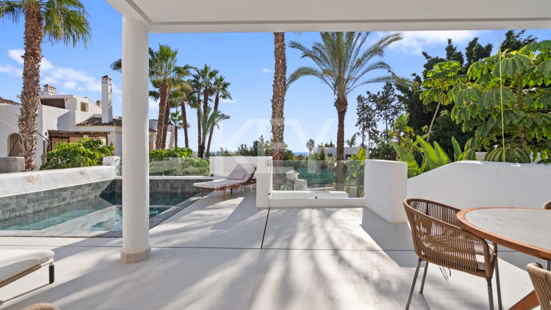 Moderna villa de 4 dormitorios con piscina privada, solárium y vistas al mar cerca de El Paraíso, Estepona Este