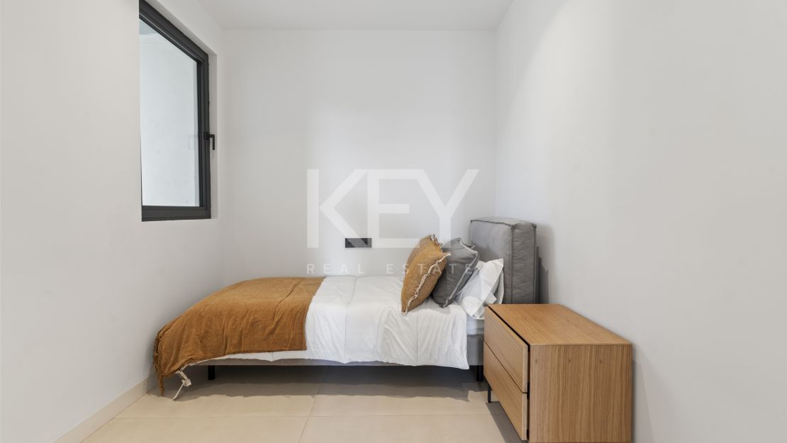 Moderna villa de 4 dormitorios con piscina privada, solárium y vistas al mar cerca de El Paraíso, Estepona Este