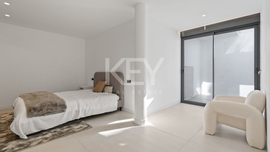 Moderna villa de 4 dormitorios con piscina privada, solárium y vistas al mar cerca de El Paraíso, Estepona Este